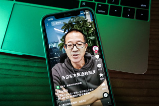 俞敏洪關閉抖音評論致東方甄選股價下跌，數字文化創意軟件開發的機遇與挑戰